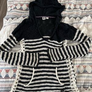 Roxy Black and white Knit Sweater with hoodie. Size XS. Crochet trim.